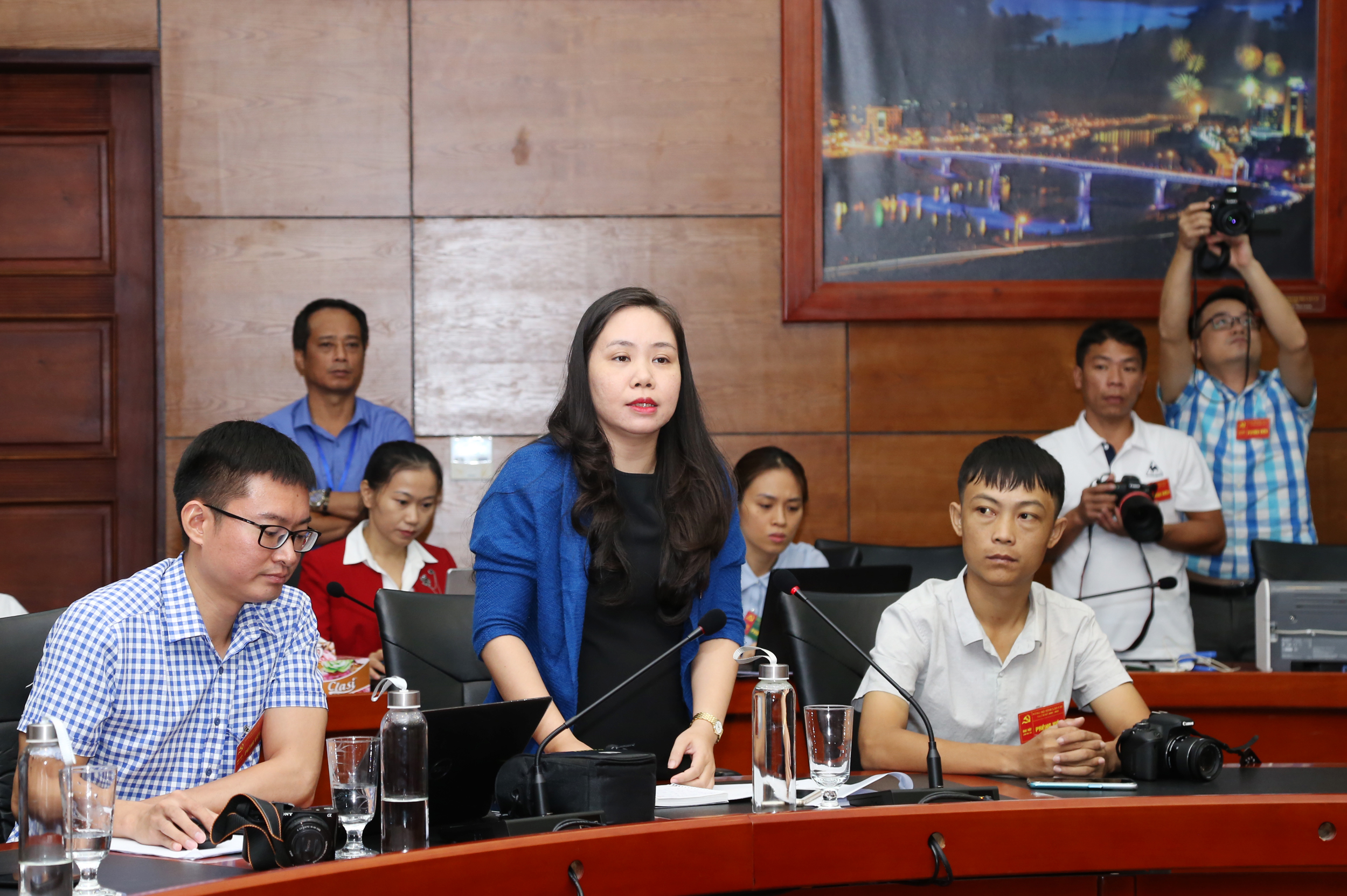 Phóng viên Báo Điện tử Đảng Cộng sản Việt Nam đặt câu hỏi với đồng chí Bí thư Tỉnh ủy Đặng Xuân Phong.