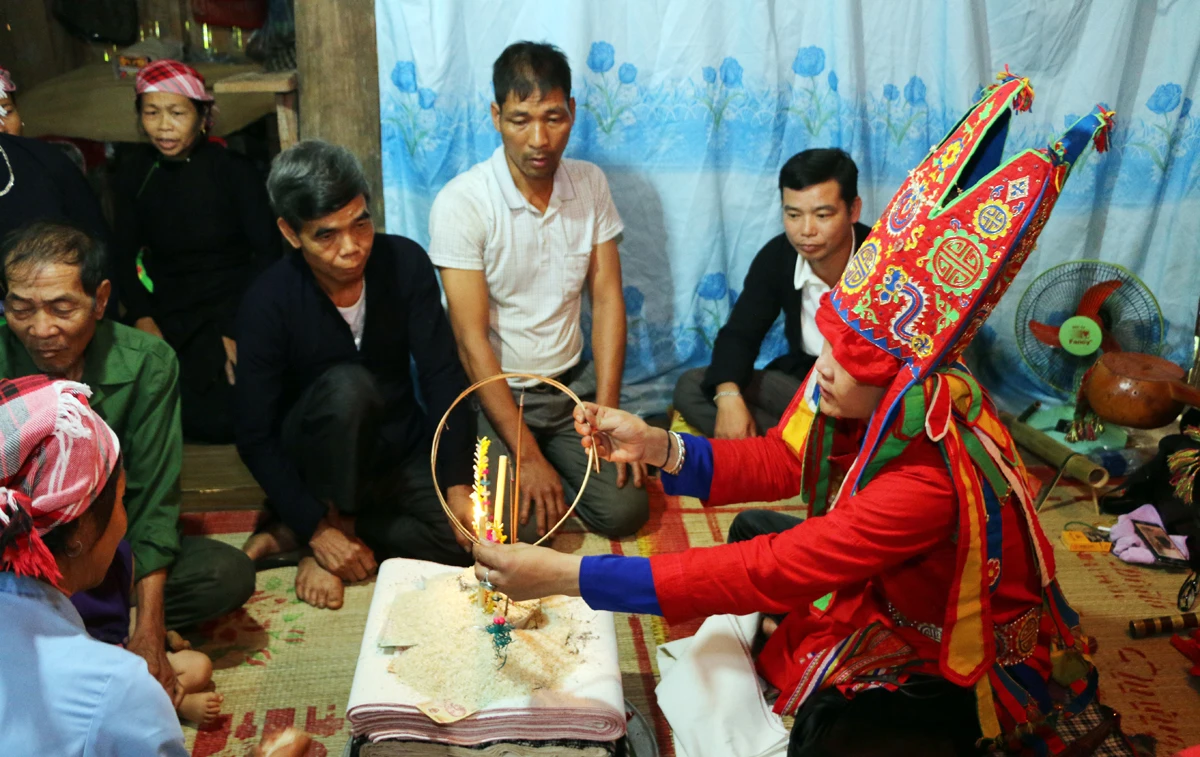 Thầy Then sử dụng dây mây làm vòng nối số kéo dài tuổi thọ, sức khỏe cho người được làm Then Khoăn (Cầu thọ).