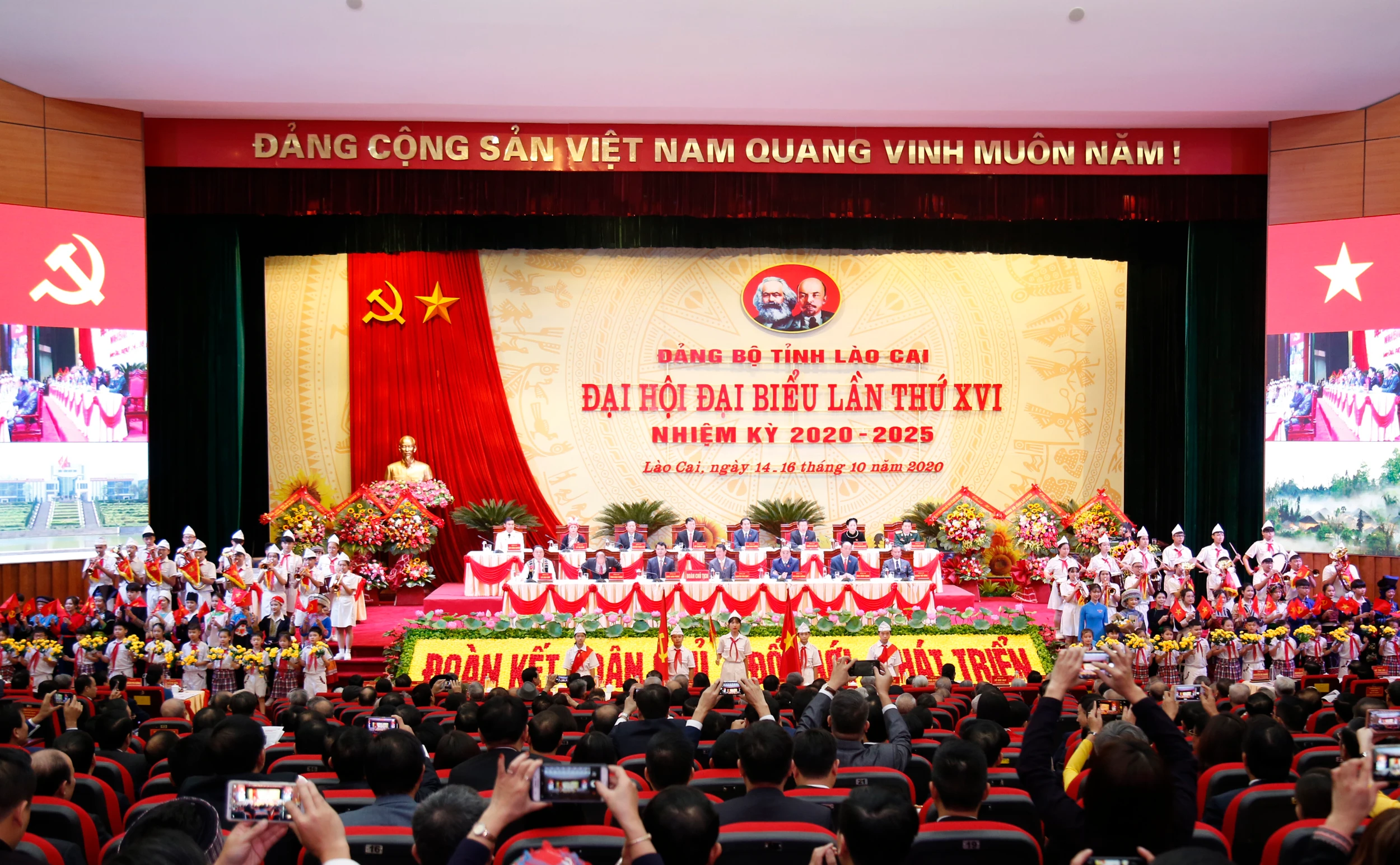 Đoàn đại biểu thanh thiếu niên, nhi đồng tỉnh Lào Cai chúc mừng Đại hội.