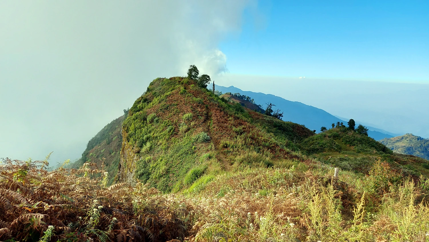 Đỉnh núi Lảo Thẩn thu hút khách du lịch ảnh 7