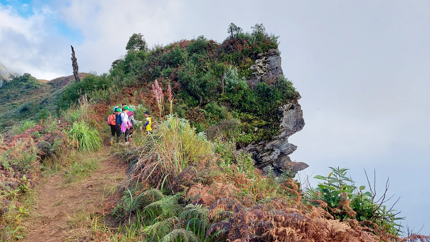 Đỉnh núi Lảo Thẩn thu hút khách du lịch ảnh 6