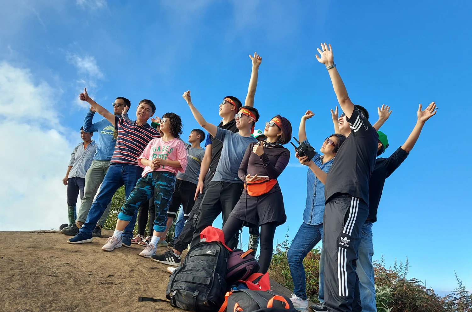 Đỉnh núi Lảo Thẩn thu hút khách du lịch ảnh 5