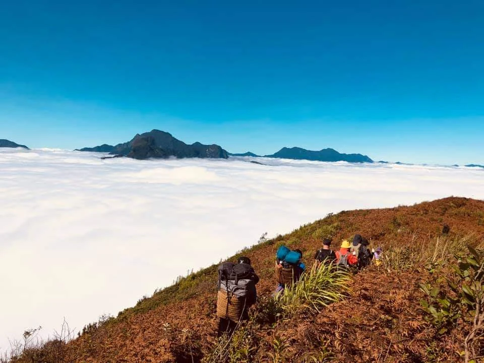 Đỉnh núi Lảo Thẩn thu hút khách du lịch ảnh 12