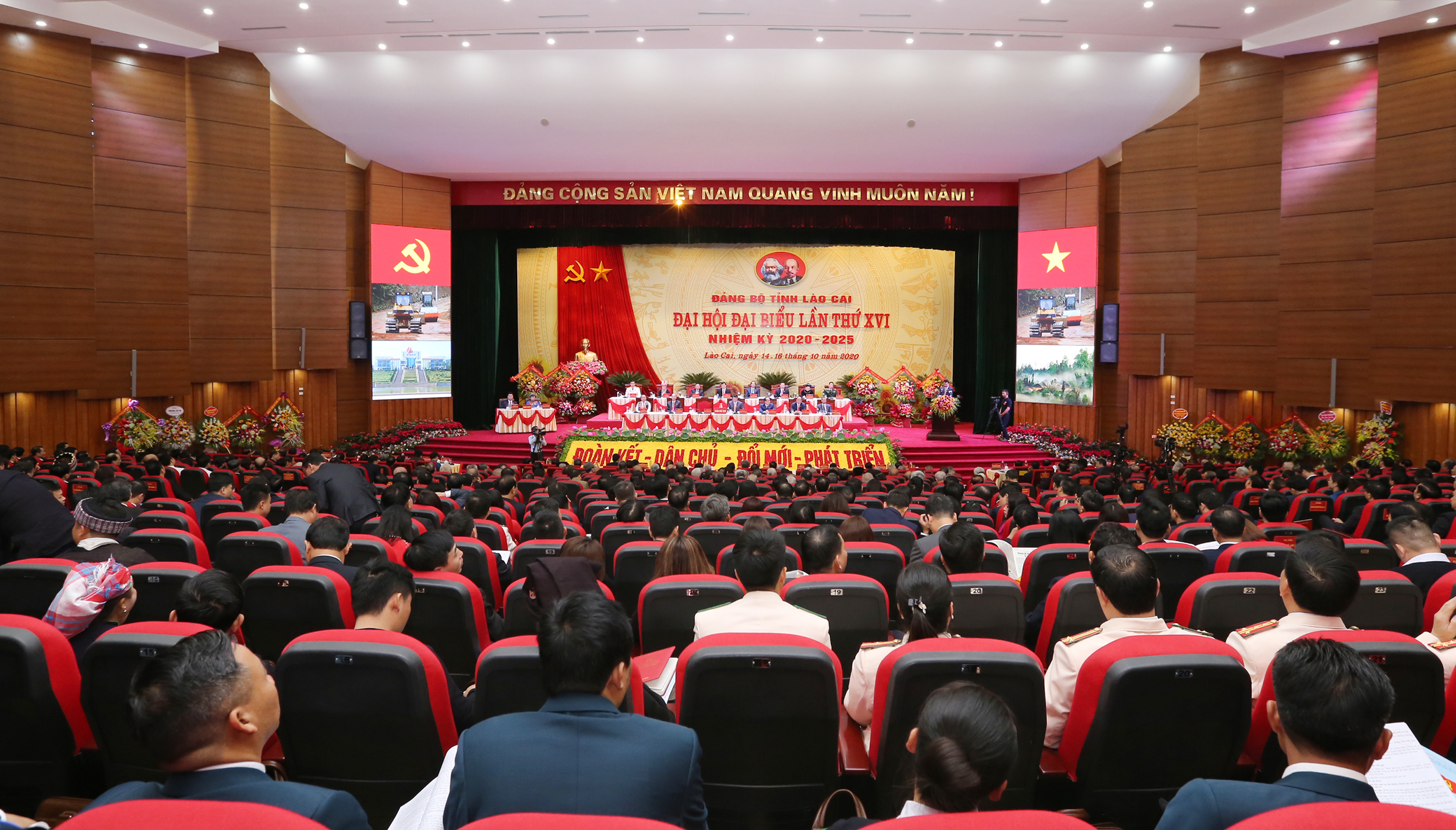 Đồng chí Nguyễn Hòa Bình, Bí thư Trung ương Đảng, Chánh án Tòa án nhân dân Tối cao tặng lẵng hoa chúc mừng Đại hội. Quang cảnh Lễ khai mạc Đại hội.