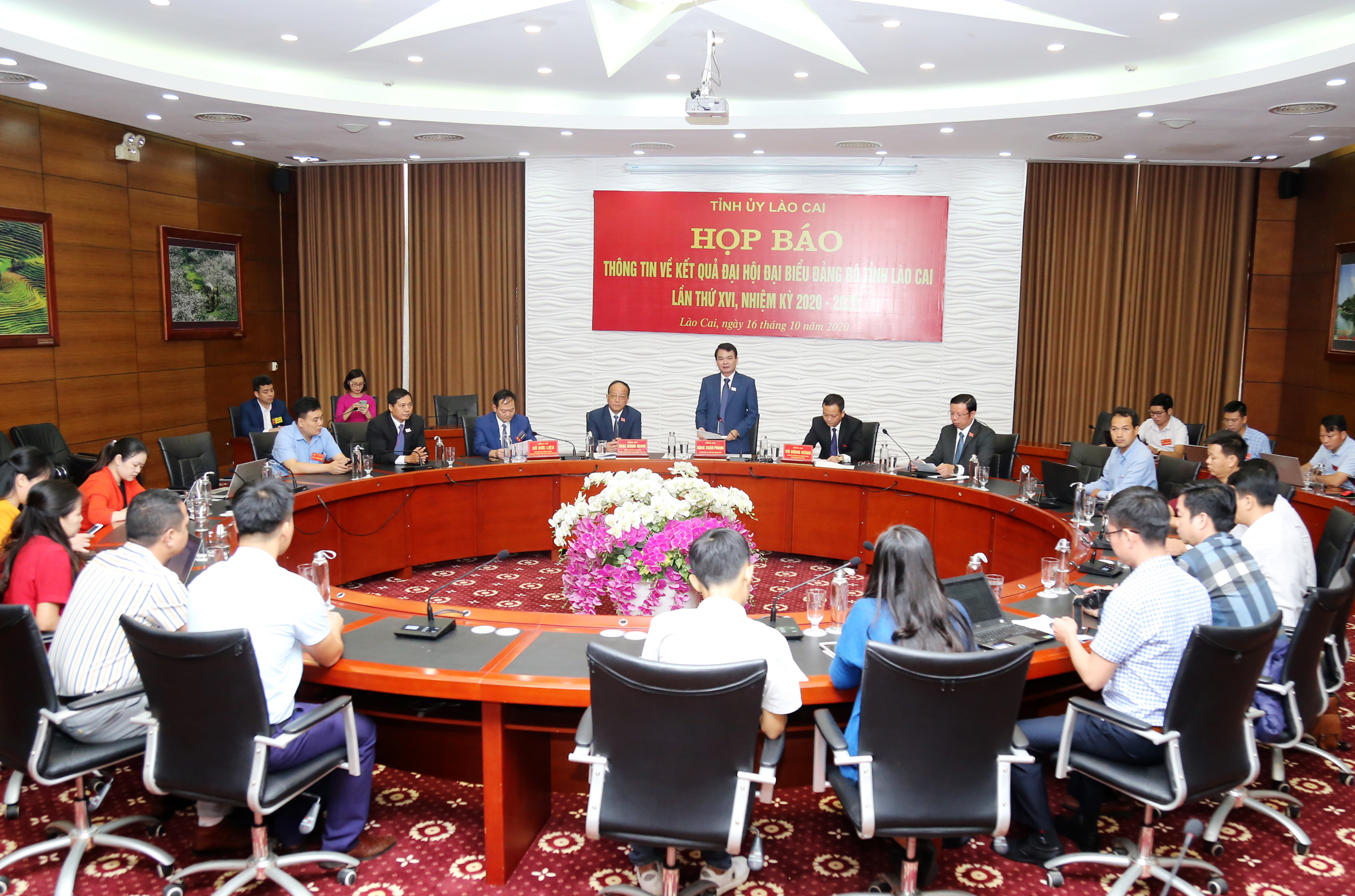 Đồng chí Đặng Xuân Phong, Bí thư Tỉnh ủy chủ trì họp báo.