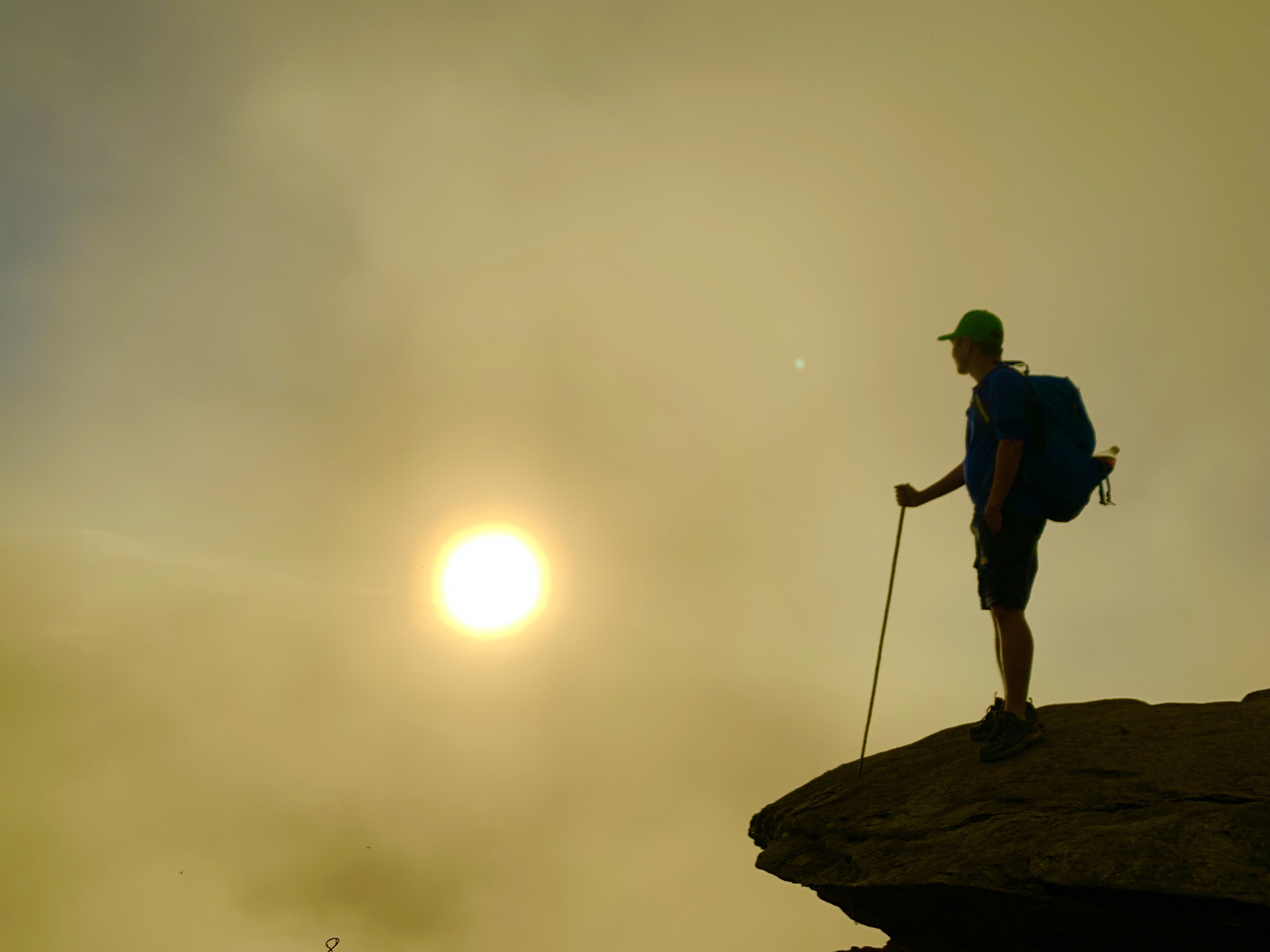 Ngọn cây khô này chỉ cách đỉnh 2.860 m khoảng 100m. Porter Tráng A Súng thường đem theo con cá gỗ để du khách có thể chụp bức ảnh “câu cá ở sông mây”. Đây là một cành cây khô khác có hình thù giống đầu voi, người dân Lảo Thẩn không chặt nó mà để lại tạo thành điểm check in không thể bỏ qua với du khách. Vách núi mà bất cứ ai leo Lảo Thẩn cũng muốn có một bức hình lưu lại khoảnh khắc ở đây. Nhìn thì có vẻ nguy hiểm nhưng đó là góc chụp đánh lừa thị giác, đường lên mỏm đá rất đơn giản. Điểm ngắm hoàng hôn đẹp nhất tại lán nghỉ của A Hòa ở độ cao 2.600m. Ý tưởng treo một chiếc xích đu tại đây đang hình thành. Mỏm đá đi tìm “nữ thần mặt trời”, điểm check in gần mặt trời nhất trên hành trình leo núi Lảo Thẩn. Lạc giữa rừng hoa “tiên cảnh”. Hoàng hôn trên núi Lảo Thẩn. Chụp ảnh trên đỉnh 2.860 m. Ngọn cây khô này chỉ cách đỉnh 2.860 m khoảng 100m. Porter Tráng A Súng thường đem theo con cá gỗ để du khách có thể chụp bức ảnh “câu cá ở sông mây”. Đây là một cành cây khô khác có hình thù giống đầu voi, người dân Lảo Thẩn không chặt nó mà để lại tạo thành điểm check in không thể bỏ qua với du khách. Vách núi mà bất cứ ai leo Lảo Thẩn cũng muốn có một bức hình lưu lại khoảnh khắc ở đây. Nhìn thì có vẻ nguy hiểm nhưng đó là góc chụp đánh lừa thị giác, đường lên mỏm đá rất đơn giản. Điểm ngắm hoàng hôn đẹp nhất tại lán nghỉ của A Hòa ở độ cao 2.600m. Ý tưởng treo một chiếc xích đu tại đây đang hình thành. Mỏm đá đi tìm “nữ thần mặt trời”, điểm check in gần mặt trời nhất trên hành trình leo núi Lảo Thẩn. Lạc giữa rừng hoa “tiên cảnh”. Hoàng hôn trên núi Lảo Thẩn. Chụp ảnh trên đỉnh 2.860 m.
