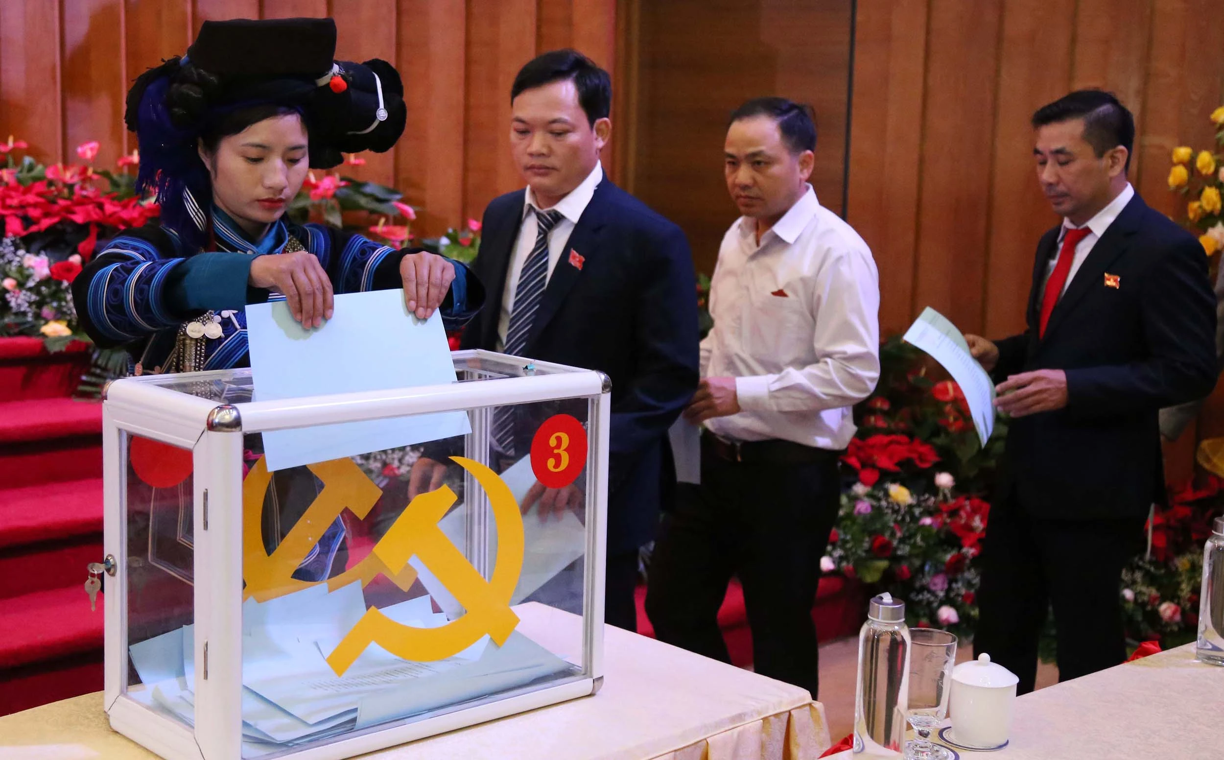 Các đại biểu bỏ phiếu bầu đoàn Đại biểu đi dự Đại hội đại biểu toàn quốc lần thứ XIII của Đảng.