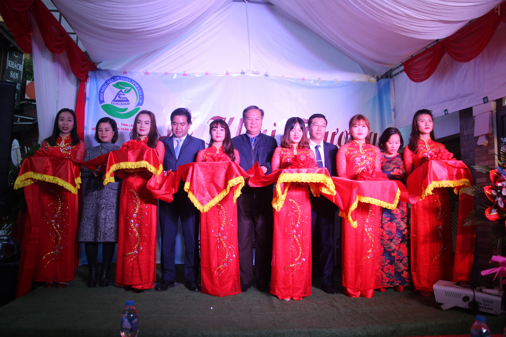 Cắt băng khai trương Khu trưng bày, giới thiệu và bán sản phẩm nông sản an toàn.