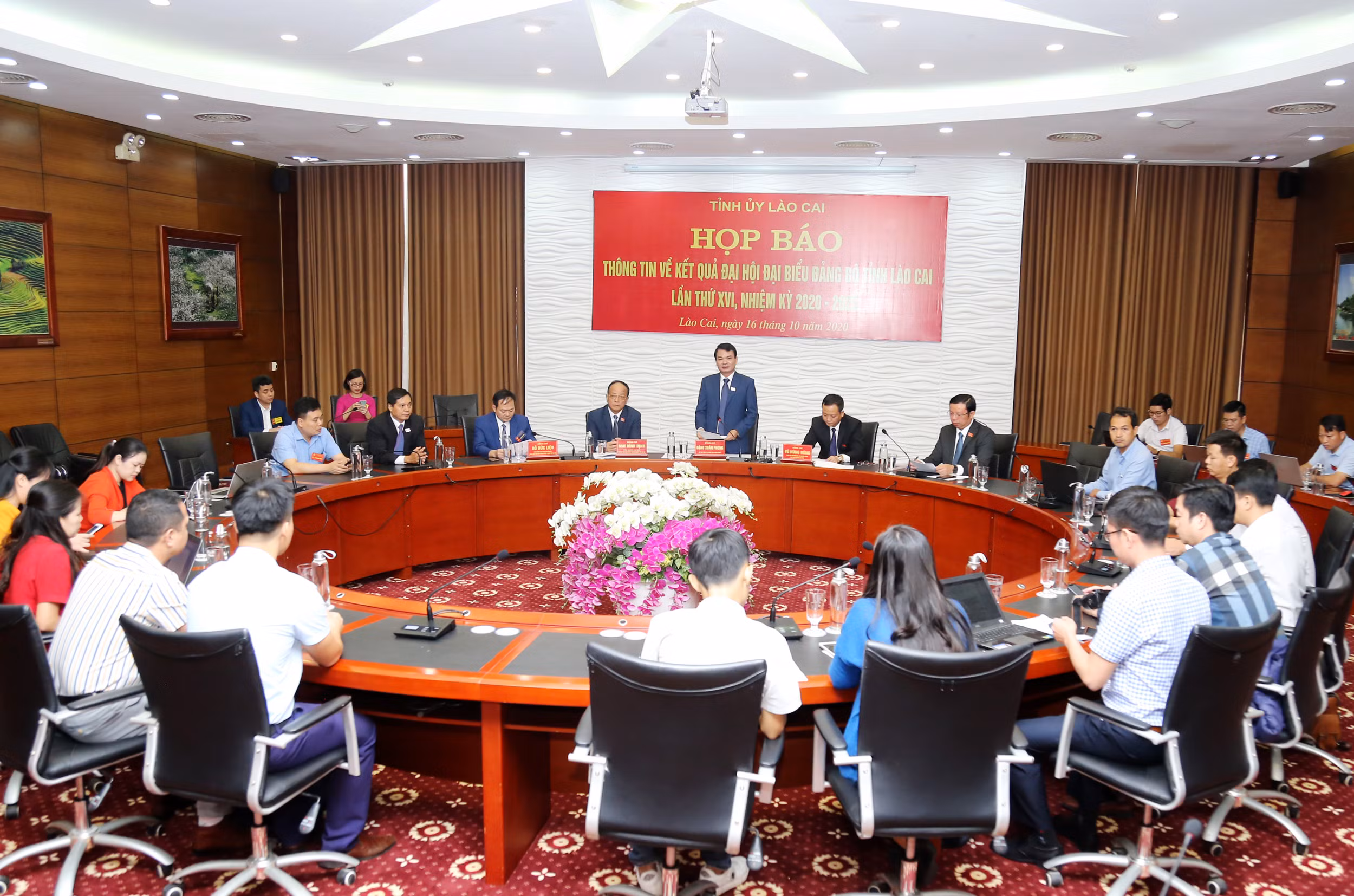 Đồng chí Đặng Xuân Phong, Bí thư Tỉnh ủy chủ trì họp báo.