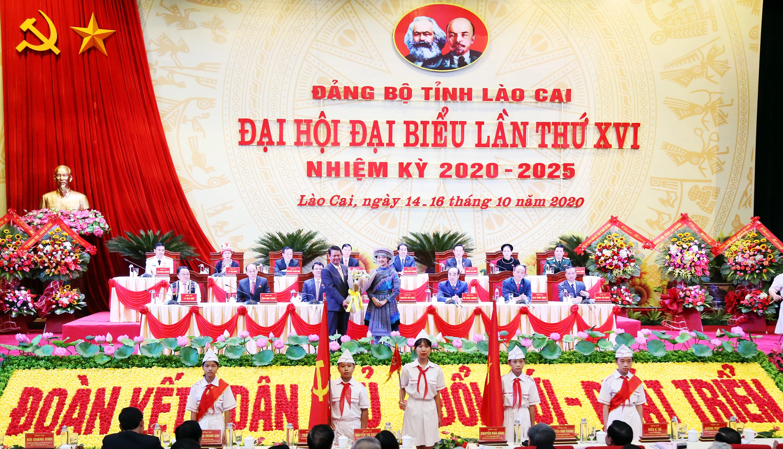 Đoàn đại biểu Thanh thiếu niên, nhi đồng tỉnh Lào Cai chúc mừng Đại hội.