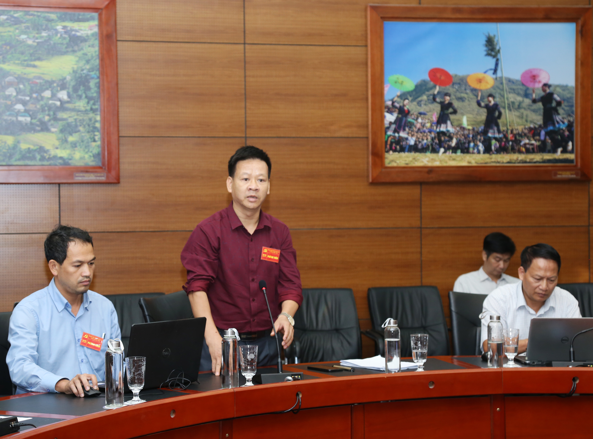 Phóng viên Báo Lào Cai đặt câu hỏi với đồng chí Bí thư Tỉnh ủy Đặng Xuân Phong.