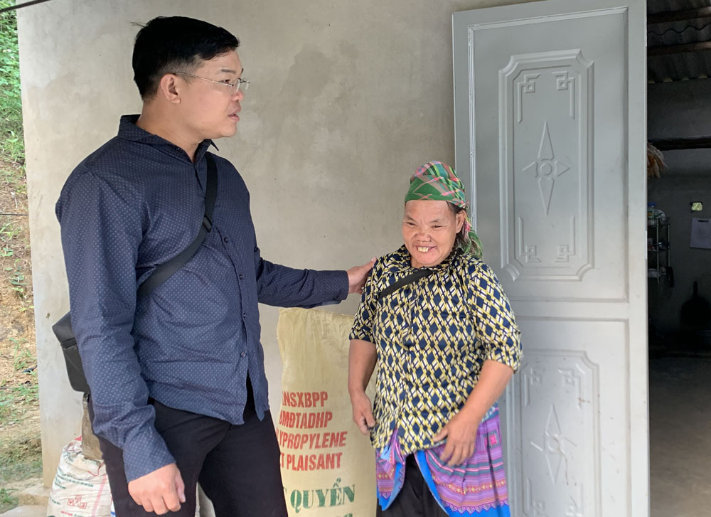 Tẩn Tường Nhân thăm nhà chị Lý Thị Mỷ, một người neo đơn, khiếm thị được anh kêu gọi hỗ trợ xây nhà.