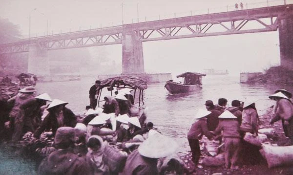 Giao thương của cư dân biên giới Lào Cai (Việt Nam) và Vân Nam (Trung Quốc) trước những năm 1990. Ảnh: Tư liệu