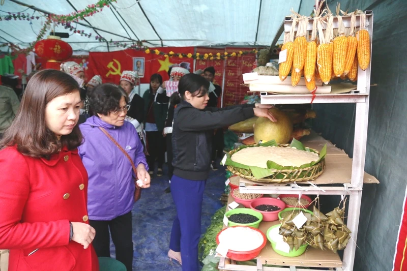 Đông đảo người dân và khách du lịch tham quan các gian hàng trưng bày, giới thiệu sản phẩm nông sản.