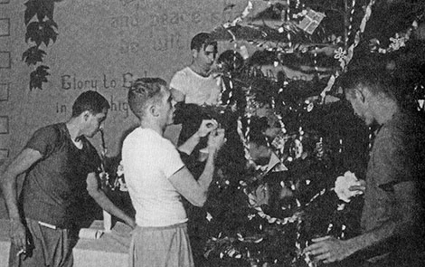 Dịp lễ Giáng sinh, tù binh được tự trang trí cây thông Noel.