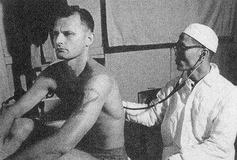 Tù binh Mỹ thường xuyên được khám sức khỏe định kỳ.