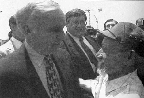 Cựu tù binh phi công Peter Peterson, vị Đại sứ Mỹ đầu tiên tại Việt Nam (1997-2001) và “lão chộp” (người nông dân làng An Đoài đã bắt ông làm tù binh năm 1966).