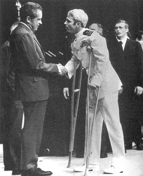 Tổng thống Mỹ Richard Nixon bắt tay tù binh phi công John Sidney McCain vừa được trao trả từ Việt Nam trở về, năm 1973.