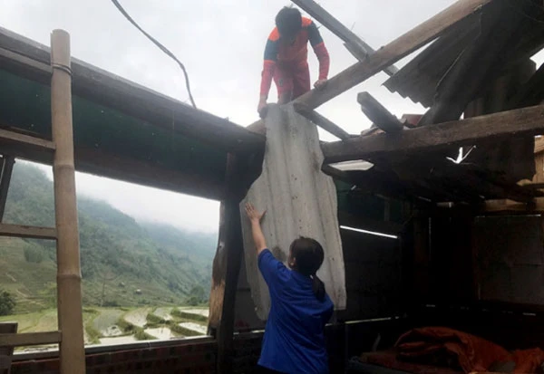 Người dân xã Liên Minh giúp nhau sửa nhà, khắc phục hậu quả thiên tai.