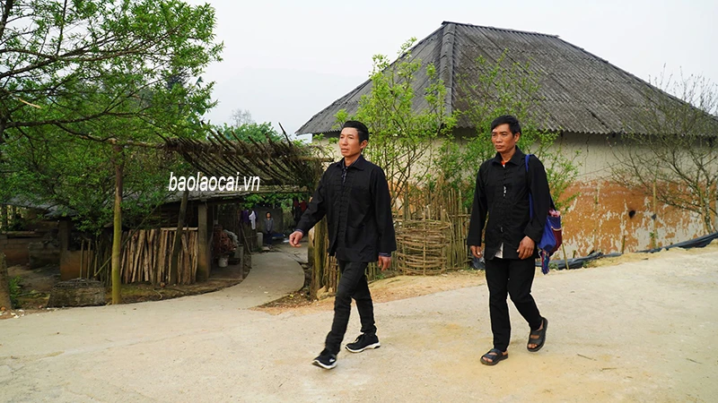Hai ông mối từ nhà gái về thông báo lại cho nhà trai, lúc này bên nhà trai sẽ chính thức thông báo mời mọi người ăn cỗ cưới. Cô dâu trang điểm để chờ nhà trai sang rước dâu. Đoàn đón dâu của nhà trai sẽ có chú rể, phù rể và em hoặc chị gái của chú rể đi cùng đến đón dâu. Phù rể sẽ vào trong nhà thông báo đã đến giờ và chú rể đang chờ ở ngoài cửa, mời cô dâu ra cửa để đoàn nhà trai đón đi. Đoàn đón dâu đi thẳng về nhà trai, trên đường đi không nghỉ và không quay lại nhà gái. Khi về đến nhà trai, mẹ của chú rể ra cửa, cầm một gáo nước sạch để rửa tay cho chú rể, cô dâu và các thành viên khác trước khi vào trong nhà làm lễ. Cô dâu được nghỉ ngơi trong căn buồng của nhà trai khi mới rước về. Cô dâu và chú rể quỳ lạy một lần trước bàn thờ tổ tiên để cầu mong tổ tiên chứng nhận và bảo vệ. Vào tới trong nhà, mẹ chàng trai sẽ đeo lên vai cô dâu một chiếc gùi trong đó có hai gói xôi. Cô dâu đeo lên và chú rể đứng sau; khi cô dâu hạ gùi xuống thì chú rể phải đón được chiếc gùi, điều này thể hiện sự hòa hợp giữa chàng trai và cô gái, thể hiện họ sẽ luôn bên nhau hạnh phúc trăm năm. Khi các nghi thức được thực hiện xong, mâm cơm cúng được sắp trước bàn thờ tổ tiên để thầy cúng làm lễ. Cuối ngày là nhà trai tổ chức bữa cơm thân mật mời họ hàng, làng xóm tới dự cùng vui. Sau lễ cưới, cô dâu chú rể cùng nhau ra vườn chăm sóc cây cối để lấy may.
