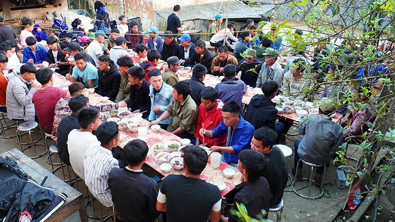 Hai ông mối từ nhà gái về thông báo lại cho nhà trai, lúc này bên nhà trai sẽ chính thức thông báo mời mọi người ăn cỗ cưới. Cô dâu trang điểm để chờ nhà trai sang rước dâu. Đoàn đón dâu của nhà trai sẽ có chú rể, phù rể và em hoặc chị gái của chú rể đi cùng đến đón dâu. Phù rể sẽ vào trong nhà thông báo đã đến giờ và chú rể đang chờ ở ngoài cửa, mời cô dâu ra cửa để đoàn nhà trai đón đi. Đoàn đón dâu đi thẳng về nhà trai, trên đường đi không nghỉ và không quay lại nhà gái. Khi về đến nhà trai, mẹ của chú rể ra cửa, cầm một gáo nước sạch để rửa tay cho chú rể, cô dâu và các thành viên khác trước khi vào trong nhà làm lễ. Cô dâu được nghỉ ngơi trong căn buồng của nhà trai khi mới rước về. Cô dâu và chú rể quỳ lạy một lần trước bàn thờ tổ tiên để cầu mong tổ tiên chứng nhận và bảo vệ. Vào tới trong nhà, mẹ chàng trai sẽ đeo lên vai cô dâu một chiếc gùi trong đó có hai gói xôi. Cô dâu đeo lên và chú rể đứng sau; khi cô dâu hạ gùi xuống thì chú rể phải đón được chiếc gùi, điều này thể hiện sự hòa hợp giữa chàng trai và cô gái, thể hiện họ sẽ luôn bên nhau hạnh phúc trăm năm. Khi các nghi thức được thực hiện xong, mâm cơm cúng được sắp trước bàn thờ tổ tiên để thầy cúng làm lễ. Cuối ngày là nhà trai tổ chức bữa cơm thân mật mời họ hàng, làng xóm tới dự cùng vui. Sau lễ cưới, cô dâu chú rể cùng nhau ra vườn chăm sóc cây cối để lấy may.