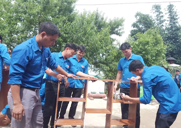 Đoàn viên, thanh niên huyện Bát Xát đóng giá sách cho học sinh Bản Giàng.