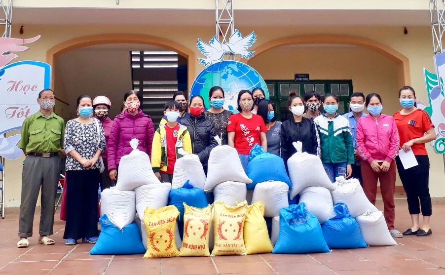 Các tổ chức, doanh nghiệp tặng gạo, nhu yếu phẩm chung tay phòng, chống dịch Covid-19 ảnh 3