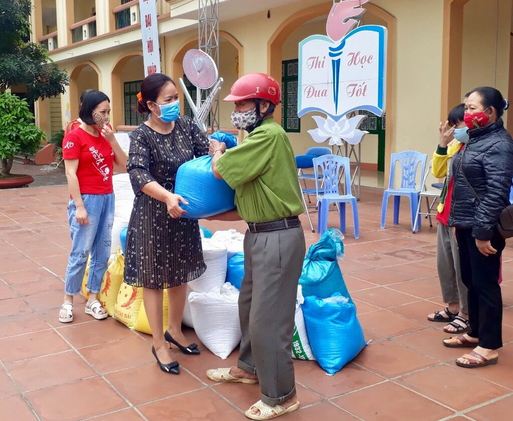 Các tổ chức, doanh nghiệp tặng gạo, nhu yếu phẩm chung tay phòng, chống dịch Covid-19 ảnh 4