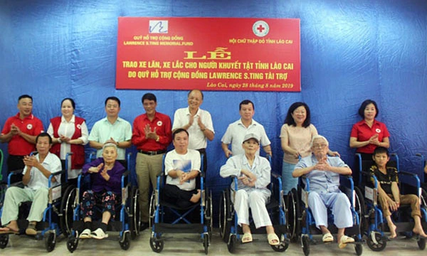 Tặng xe lăn cho người khuyết tật trên địa bàn tỉnh.