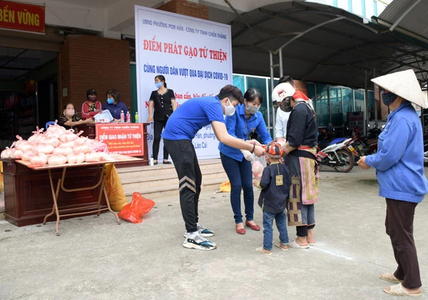 Tặng gạo miễn phí cho người dân.