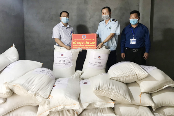 Cục Hải quan tỉnh đã ủng hộ 2 tấn gạo cho xã nông thôn mới Tả Ngài Chồ (Mường Khương).