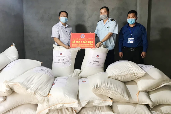 Cục Hải quan tỉnh đã ủng hộ 2 tấn gạo cho xã nông thôn mới Tả Ngài Chồ (Mường Khương).