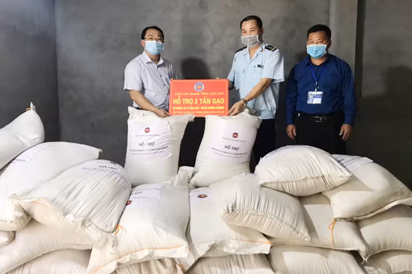 Cục Hải quan tỉnh đã ủng hộ 2 tấn gạo cho xã nông thôn mới Tả Ngài Chồ (Mường Khương).