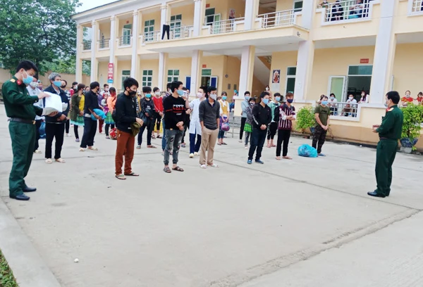 Tiếp nhận công dân cách ly tập trung tại Trường Quân sự tỉnh.