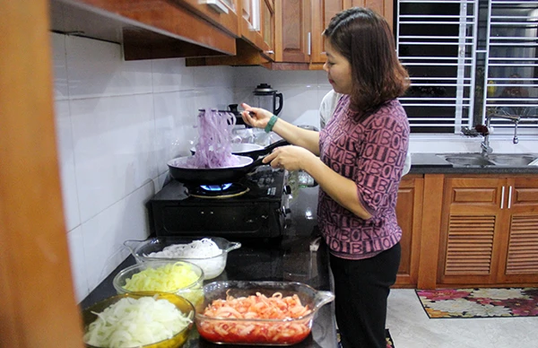 Chị Nguyễn Thu Hà luôn cẩn thận để làm được những mẻ mứt dừa thơm, ngon.