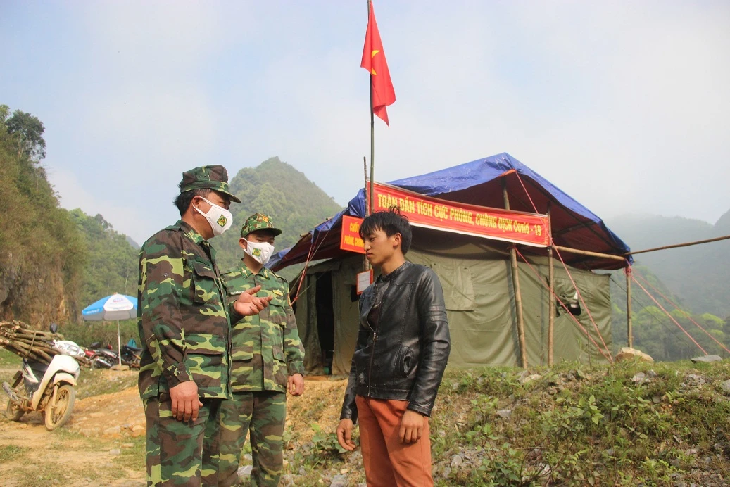 Tuyên truyền, nhắc nhở người dân đeo khẩu trang phòng, chống dịch bệnh.