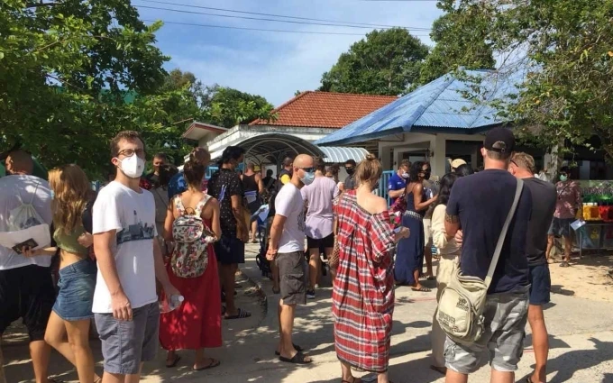 Khách du lịch làm thủ tục gia hạn visa trên đảo Koh Samui. (Ảnh: Bangkok Post)