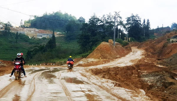 Người dân gặp rất nhiều khó khăn khi tuyến đường thi công dang dở.