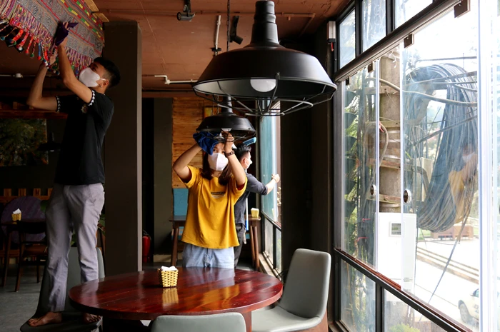 Các nhà hàng được sửa sang, dọn dẹp sẵn sàng đón du khách.