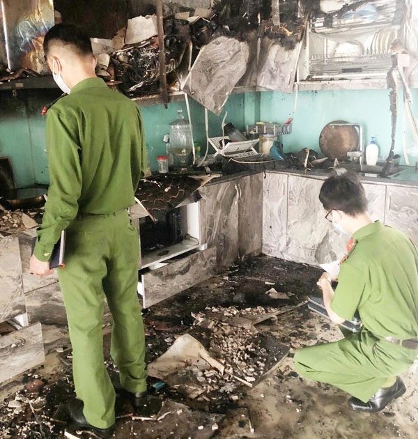 Lực lượng chức năng khám nghiệm hiện trường.