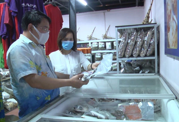Đại điện hệ thống siêu thị Big C kiểm tra sản phẩm chế biến từ cá nước lạnh Sa Pa.