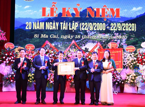 Tặng Bằng khen của Thủ tướng Chính phủ cho nhân dân và cán bộ huyện Si Ma Cai. Trao Huy hiệu "Vì sự nghiệp xây dựng và phát triển của tỉnh". UBND huyện Si Ma Cai khen thưởng cho các tập thể, cá nhân.
