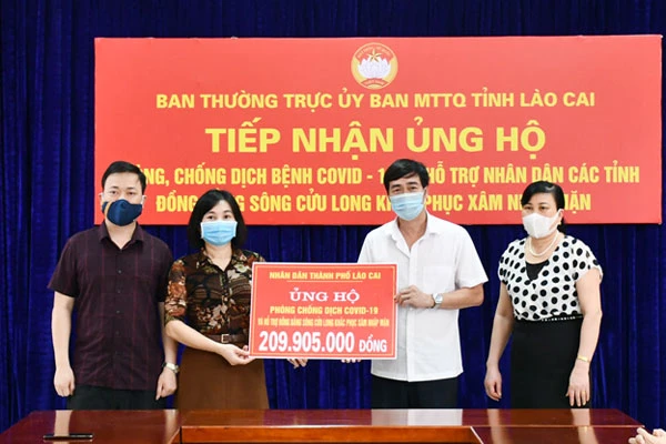 Ủy ban MTTQ Việt Nam thành phố Lào Cai trao tặng số tiền ủng hộ của cán bộ, Nhân dân thành phố. Lãnh đạo Sở Giao thông vận tải – Xây dựng trao hỗ trợ. Ủy ban MTTQ Việt Nam tỉnh nhận hỗ trợ từ Bộ Chỉ huy Quân sự tỉnh.