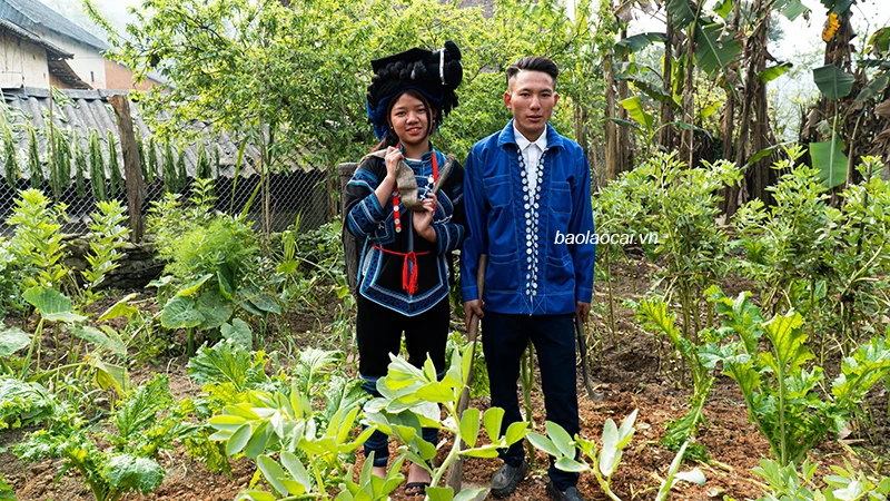 Hai ông mối từ nhà gái về thông báo lại cho nhà trai, lúc này bên nhà trai sẽ chính thức thông báo mời mọi người ăn cỗ cưới. Cô dâu trang điểm để chờ nhà trai sang rước dâu. Đoàn đón dâu của nhà trai sẽ có chú rể, phù rể và em hoặc chị gái của chú rể đi cùng đến đón dâu. Phù rể sẽ vào trong nhà thông báo đã đến giờ và chú rể đang chờ ở ngoài cửa, mời cô dâu ra cửa để đoàn nhà trai đón đi. Đoàn đón dâu đi thẳng về nhà trai, trên đường đi không nghỉ và không quay lại nhà gái. Khi về đến nhà trai, mẹ của chú rể ra cửa, cầm một gáo nước sạch để rửa tay cho chú rể, cô dâu và các thành viên khác trước khi vào trong nhà làm lễ. Cô dâu được nghỉ ngơi trong căn buồng của nhà trai khi mới rước về. Cô dâu và chú rể quỳ lạy một lần trước bàn thờ tổ tiên để cầu mong tổ tiên chứng nhận và bảo vệ. Vào tới trong nhà, mẹ chàng trai sẽ đeo lên vai cô dâu một chiếc gùi trong đó có hai gói xôi. Cô dâu đeo lên và chú rể đứng sau; khi cô dâu hạ gùi xuống thì chú rể phải đón được chiếc gùi, điều này thể hiện sự hòa hợp giữa chàng trai và cô gái, thể hiện họ sẽ luôn bên nhau hạnh phúc trăm năm. Khi các nghi thức được thực hiện xong, mâm cơm cúng được sắp trước bàn thờ tổ tiên để thầy cúng làm lễ. Cuối ngày là nhà trai tổ chức bữa cơm thân mật mời họ hàng, làng xóm tới dự cùng vui. Sau lễ cưới, cô dâu chú rể cùng nhau ra vườn chăm sóc cây cối để lấy may.