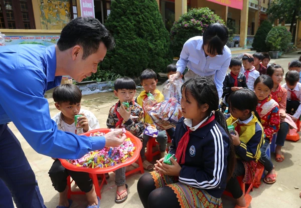 Tặng quà Tết thiếu nhi cho trẻ em Si Ma Cai ảnh 1