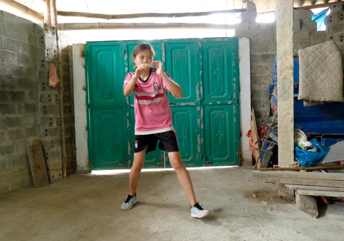 Vận động viên kichboxing La Thị Huyên phải tập “chay” mỗi ngày tại khu nhà kho của gia đình.