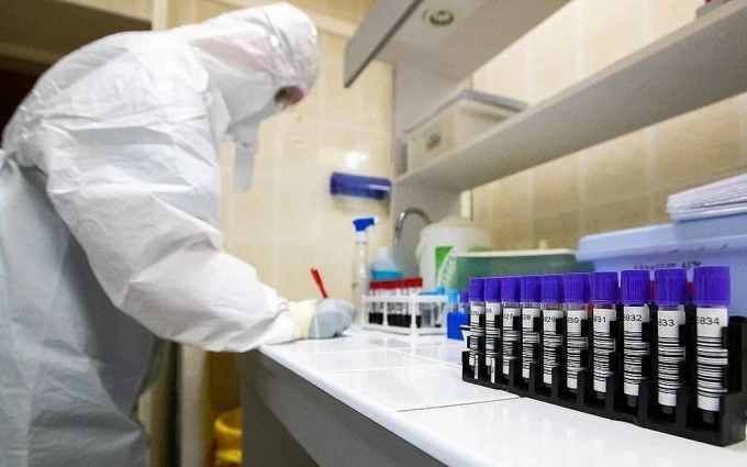 Nhân viên y tế lấy mẫu xét nghiệm Covid-19 ở Nga. (Ảnh: TASS).