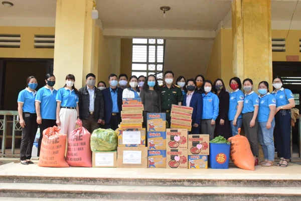 Cơ quan Khối dân huyện trao tặng những phần quà cho khu cách ly tập trung của huyện Bắc Hà.