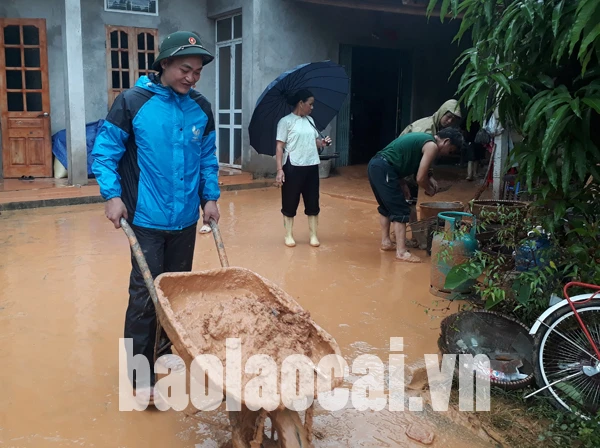 Bộ đội giúp người dân khắc phục hậu quả mưa lũ.