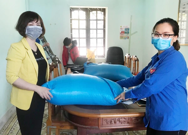 Đoàn trường đã nhận được nhiều gạo ủng hộ từ các nhà hảo tâm.